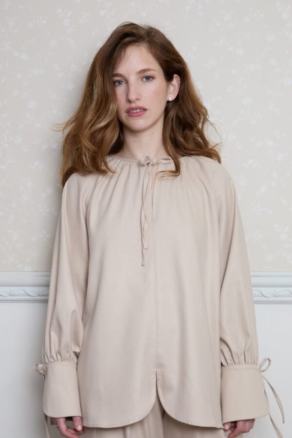 רואים את הדוגמית על רקע של קיר נקי כשאר היא לובשת Le figuier